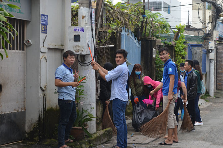 Sinh viên ngành Dịch vụ pháp lý quét dọn môi trường