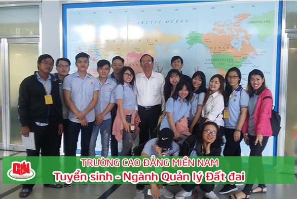 sinh viên ngành quản lý đất đai học tập thực tế