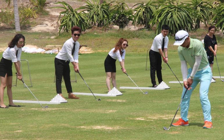 sinh viên CMN trải nghiệm đánh golf
