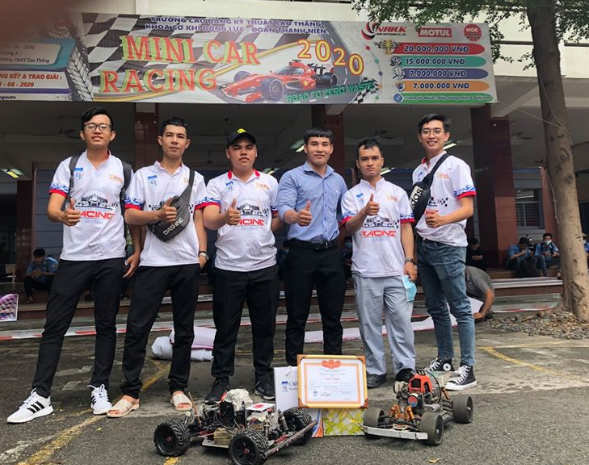 Đội Cao đẳng Miền Nam tham dự minicar racing